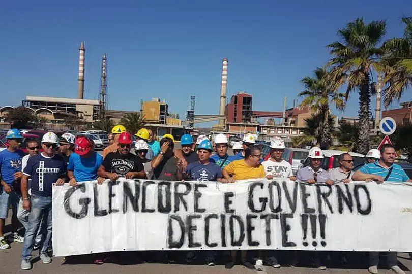 Protesta operai Alcoa davanti alla Portovesme srl, di proprietà della Glencore