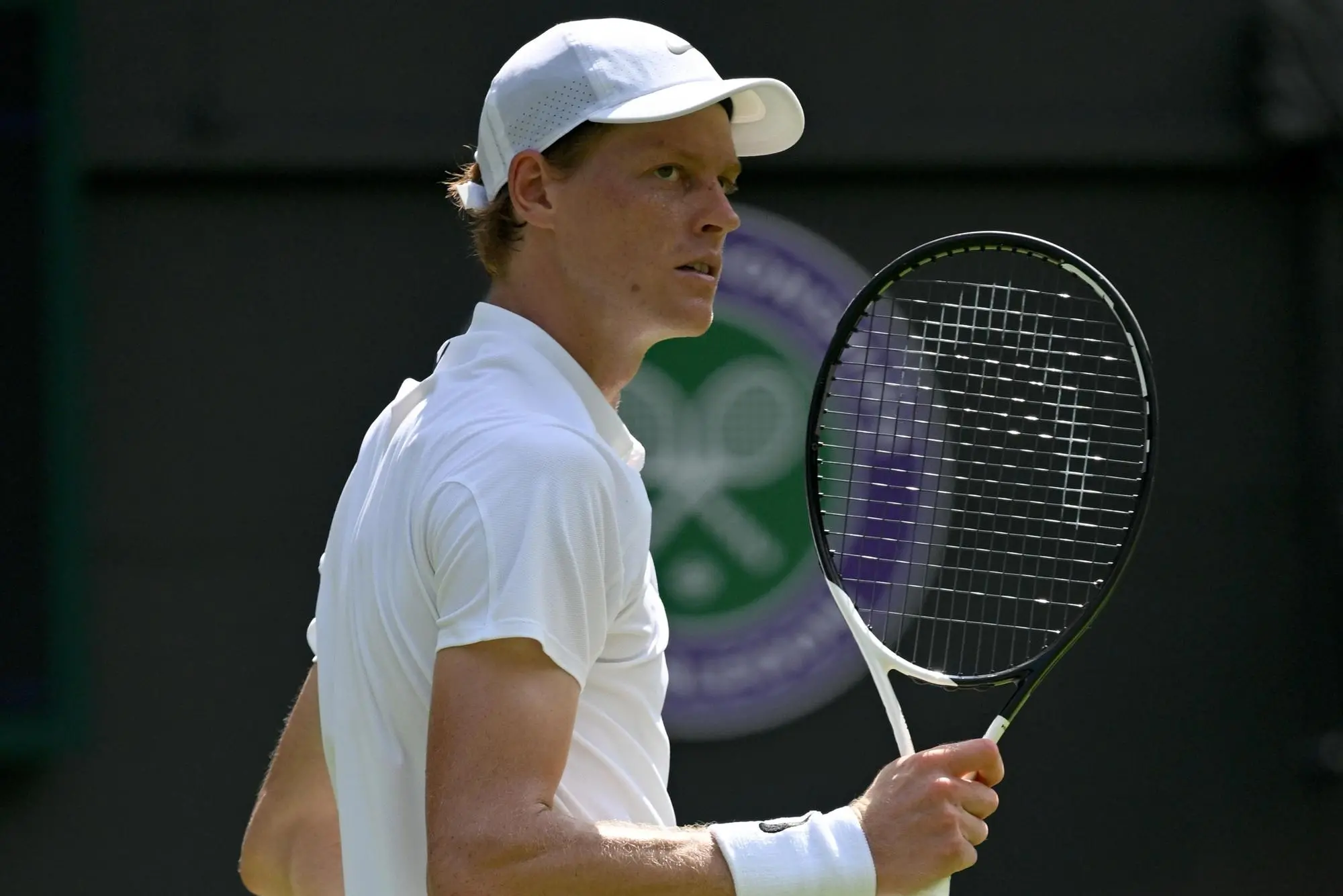 Jannik Sinner nel derby italiano con Luca Nardi al primo turno di Wimbledon (foto Ansa)