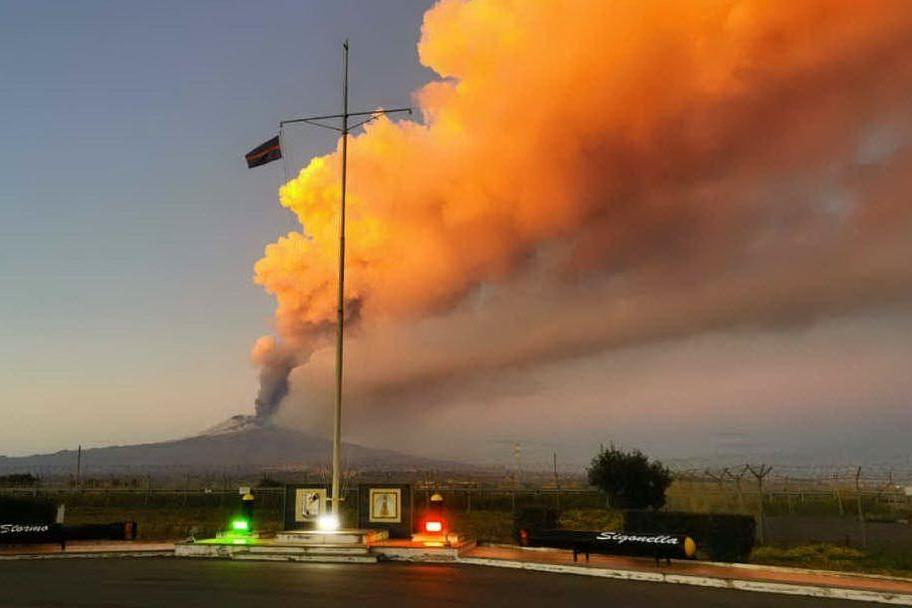 Spettacolare eruzione sull'Etna: alta colonna di fumo, stop ai voli VIDEO