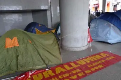 La protesta dei lavoratori Eurallumina davanti al consiglio regionale