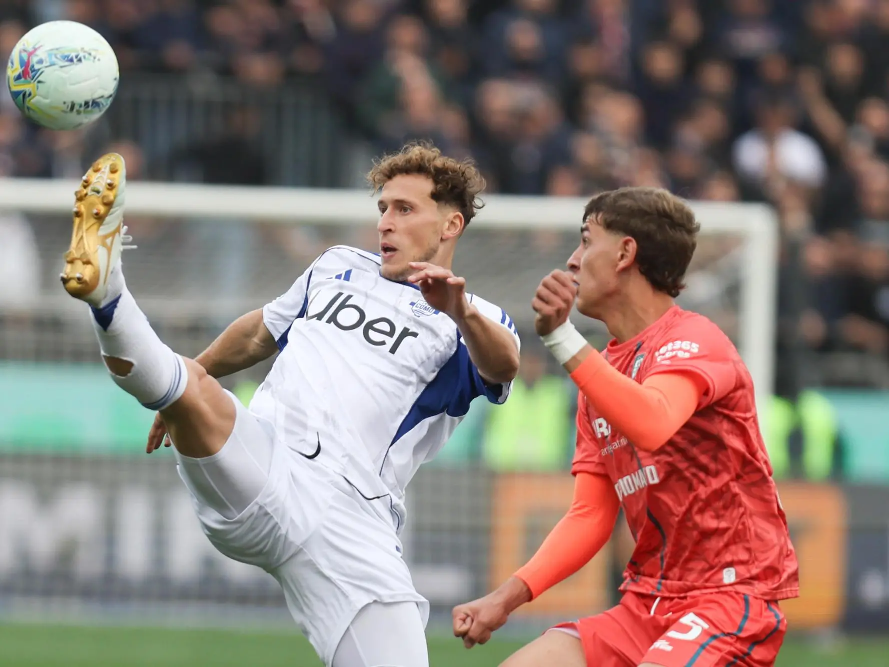 Cagliari’s Juan Rodríguez (R) and Como’s Mergim Vojvoda (L) in action during the Italian Serie A soccer match Cagliari calcio vs Como 1907 at the Unipol Domus in Cagliari, Italy, 7 March 2026 ANSA/FABIO MURRU