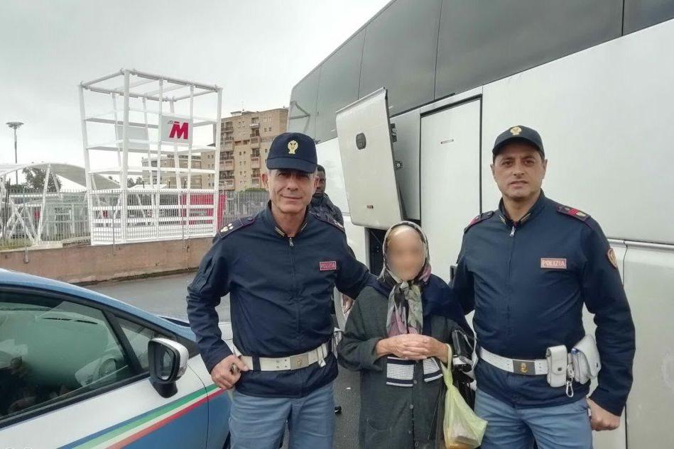 Nonnina sola e senza soldi in viaggio da Roma a Ragusa: la salvano i poliziotti