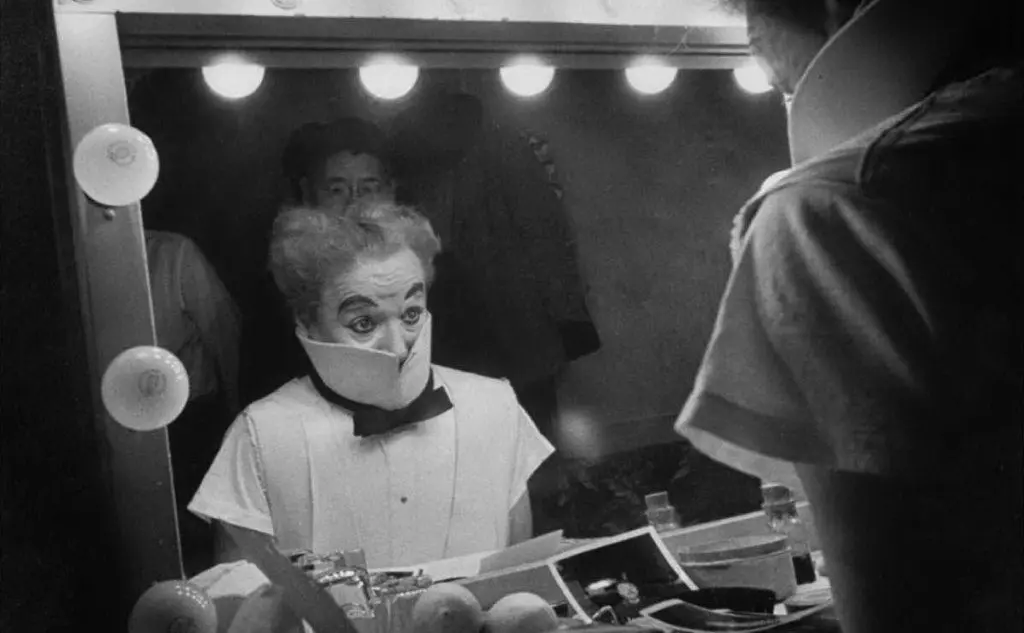 Al trucco sul set (Ansa)