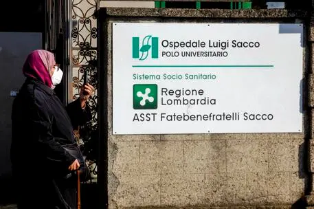 L'ingresso dell'Ospedale Sacco a Milano (Ansa)
