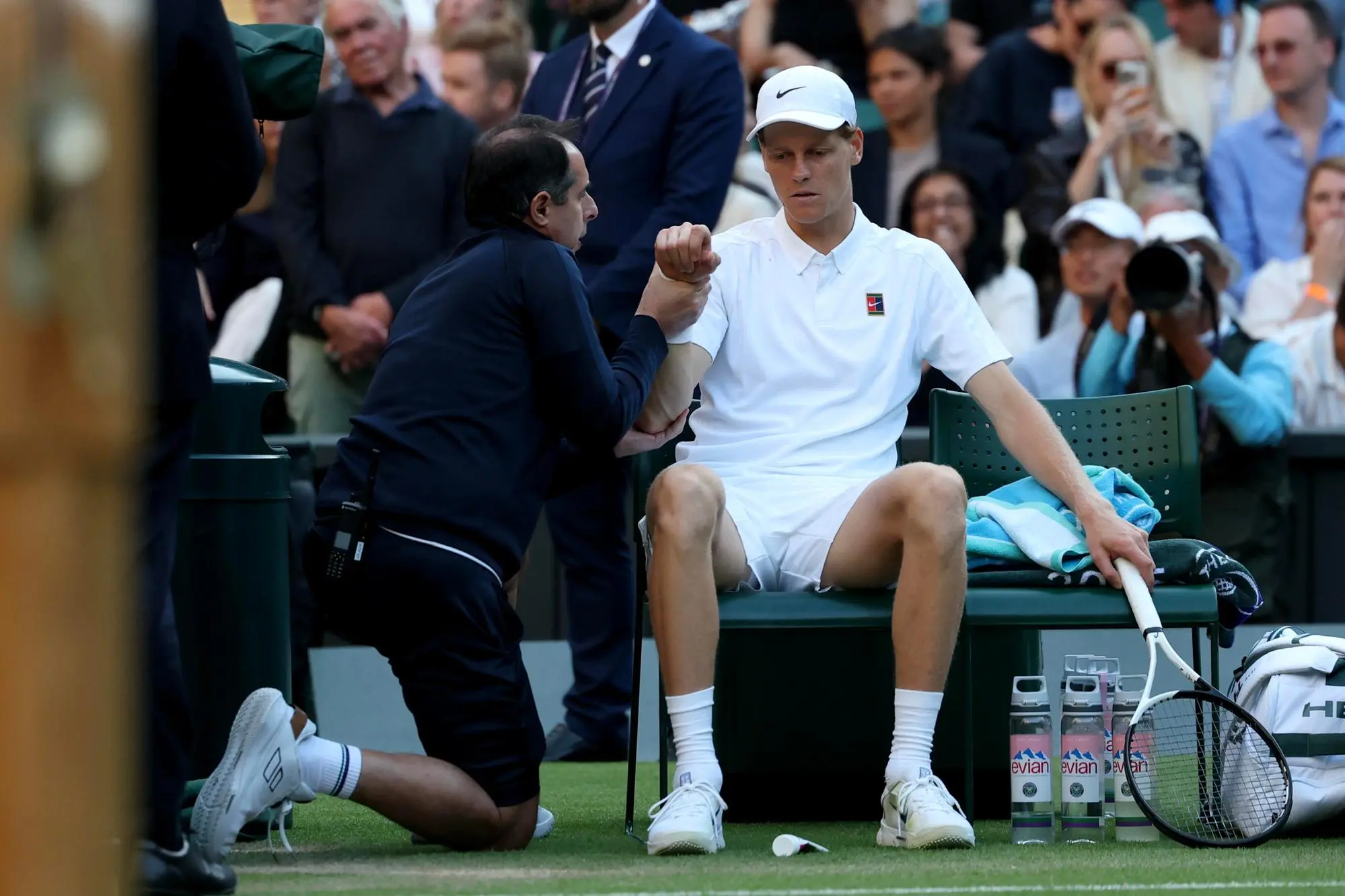 Jannik Sinner si fa controllare il gomito nella partita contro Grigor Dimitrov (foto Ansa)