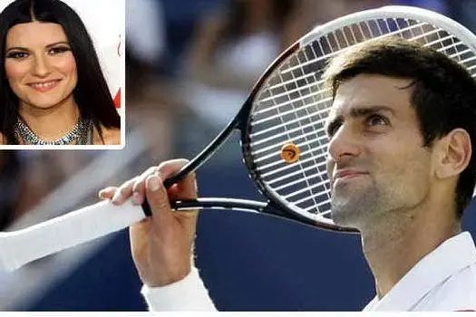 Djokovic e, nel riquadro, la Pausini
