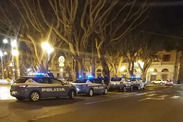 Polizia in piazza del Carmine (Archivio L'Unione Sarda)
