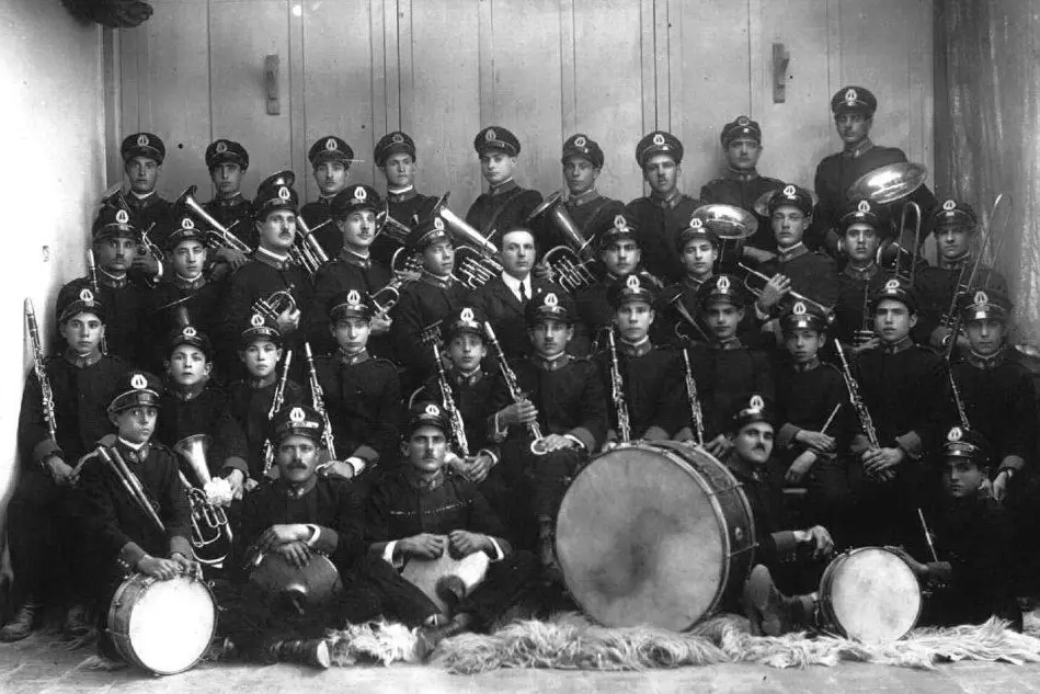 Una foto storica della banda musicale di Sinnai (foto L'Unione Sarda - Serreli)