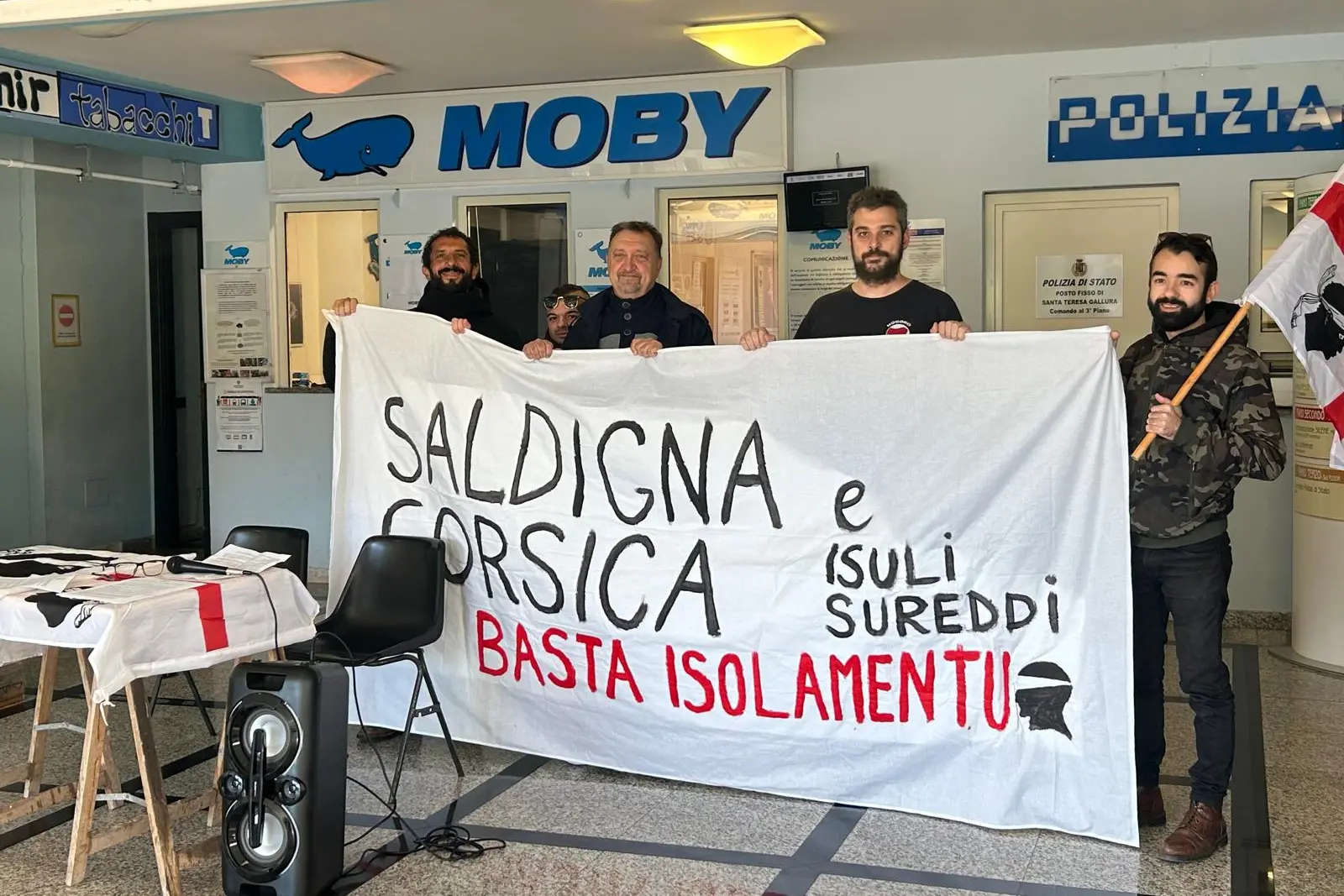 I manifestanti alla Moby (foto Busia)