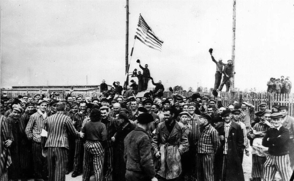 La liberazione dei prigionieri di un campo di concentramento