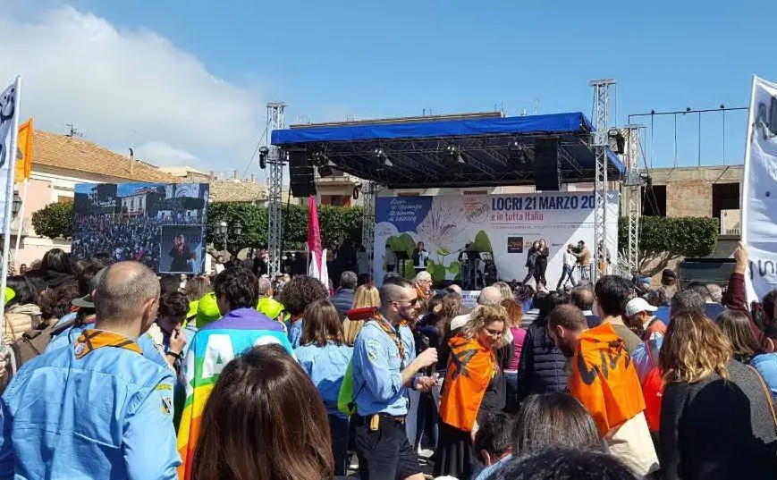 Il corteo ha raggiunto la piazza principale del Paese, dove verranno letti i 950 nomi delle vittime innocenti delle mafie