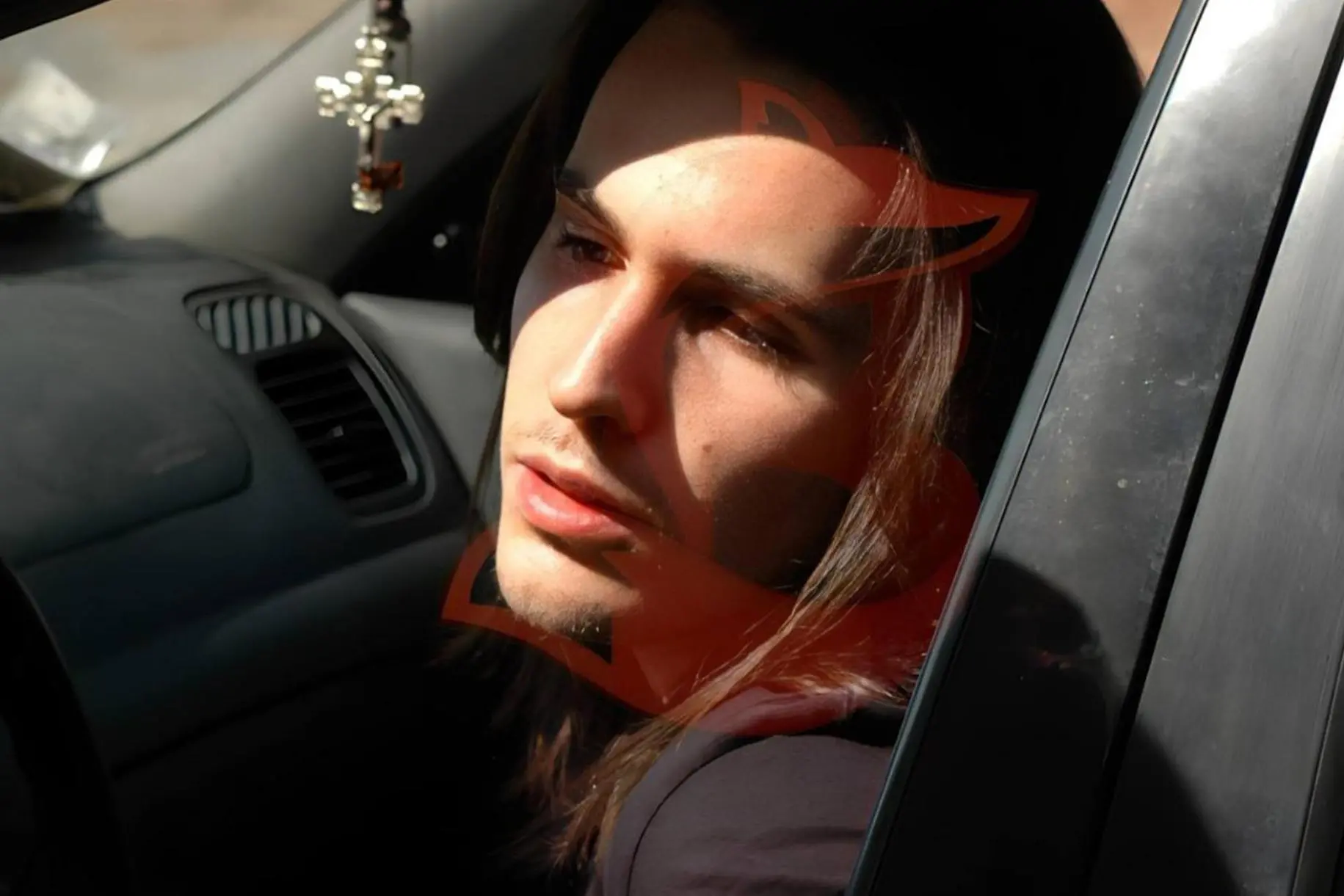 Uno degli scatti della fotografa youtuber Francesca Bugalalla che immortalano Andrea Sempio davanti alla villetta di Garlasco (PV), poche ore dopo l'omicidio di Chiara Poggi avvenuto il 13 agosto 2007, 2 dicembre 2025 Le foto documentano l'arrivo davanti alla villetta di Sempio, per due volte, ma anche dei carabinieri intervenuti sul posto e del pm di turno. Potrebbero essere utili per focalizzare chi è entrato nella villetta, quindi sulla scena del crimine, quel giorno. ANSA / Dal profilo facebook Bugalalla Crime +++ NO SALES ++ NO ARCHIVE ++ EDITORIAL USE ONLY ++ NPK ++