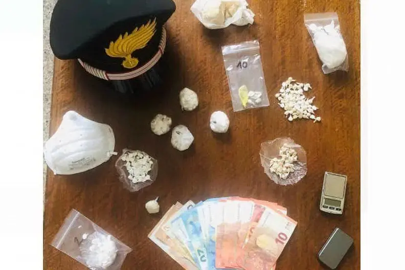 La droga sequestrata (foto carabinieri)