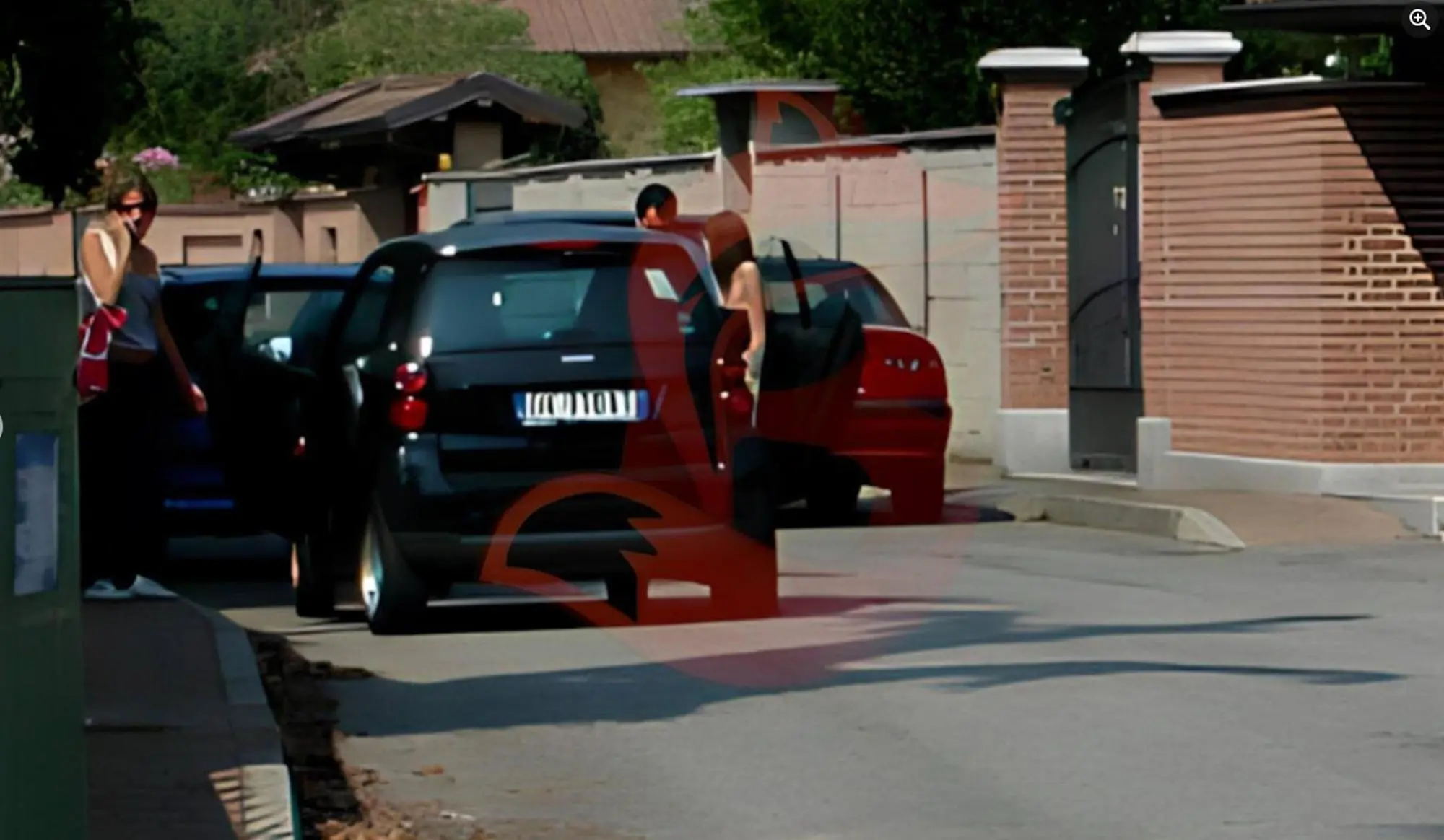 Uno degli scatti ottenuti dalla fotografa youtuber Francesca Bugalalla davanti alla villetta di Garlasco poche ore dopo l'omicidio di Chiara Poggi avvenuto il 13 agosto 2007 (Ansa)