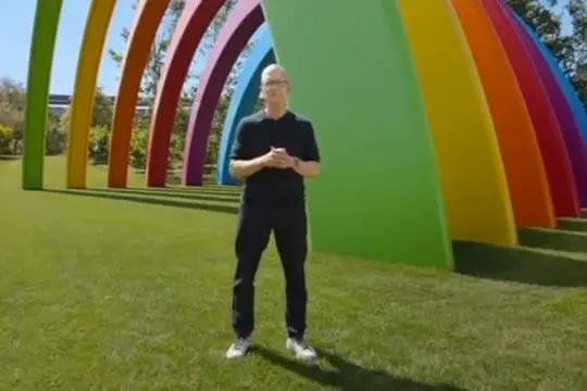 Apple rilancia Siri con l'IA e apre a Google Gemini