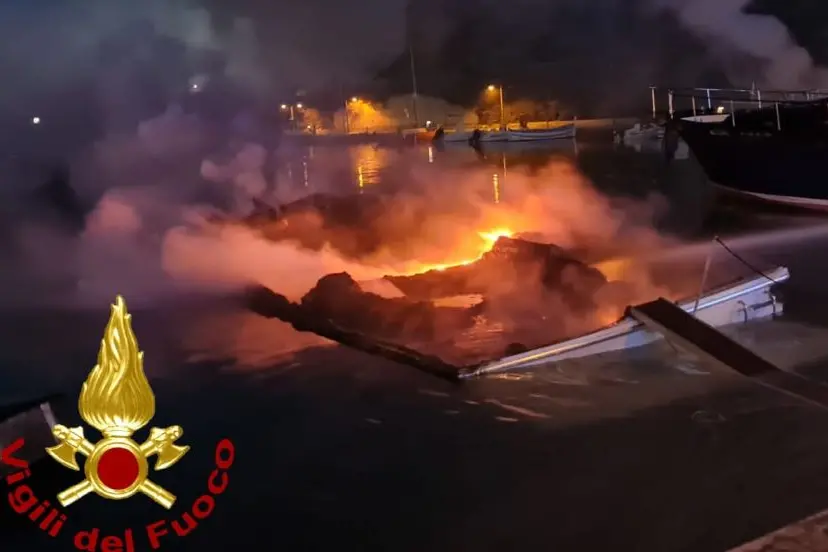 Barche incendiate a Castelsardo (foto Vigili del fuoco)