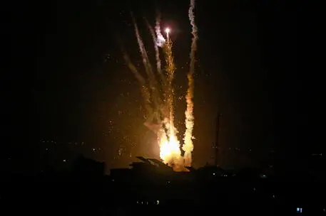 I bombardamenti (foto Ansa)