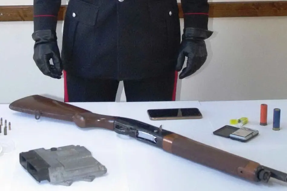 Il fucile e le cartucce sequestrate (Foto Carabinieri)