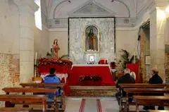 L'interno della chiesa di Santa Lucia (foto V. Pinna)