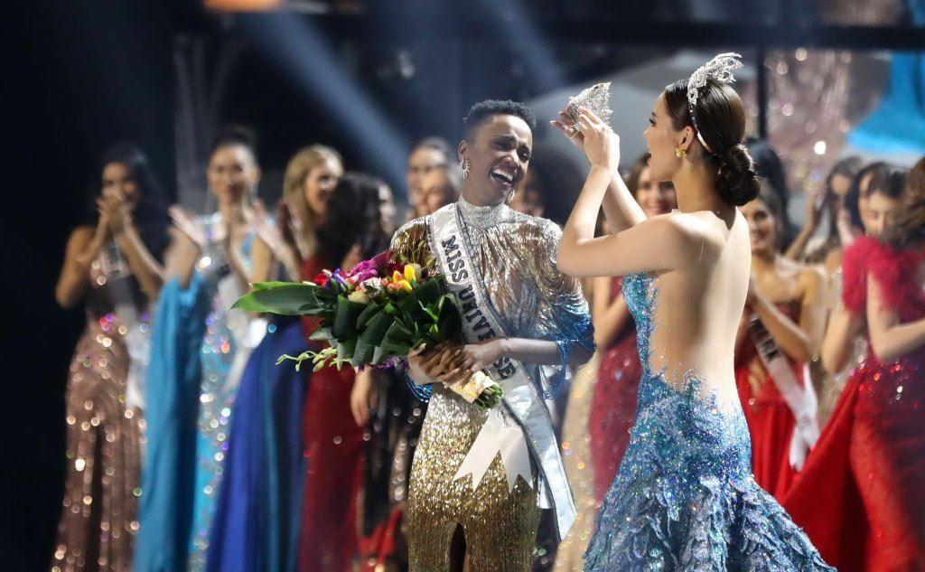 Il momento dell'incoronazione da parte di Miss Universo 2018 Catriona Gray