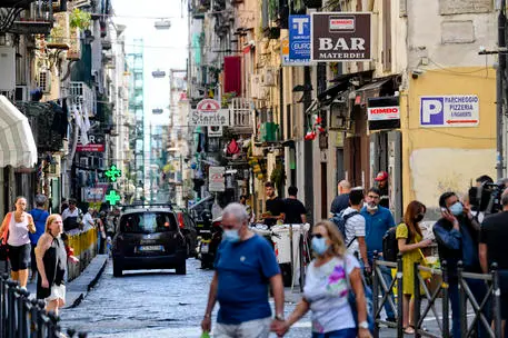 La tabaccheria di via Materdei a Napoli dove c'è stato il furto del Gratta e vinci (Ansa - Fusco)