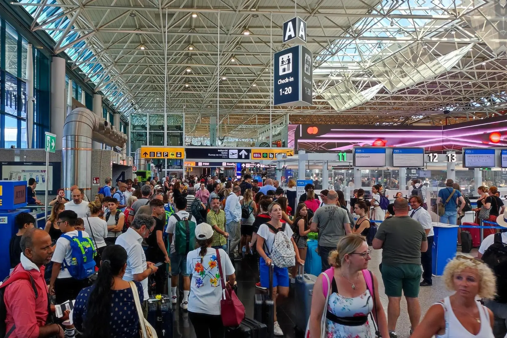 Viaggiatori in aeroporto (Ansa)