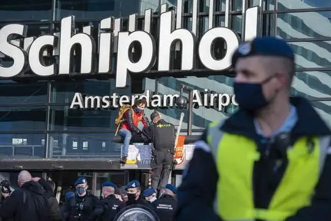 L'aeroporto di Schiphol (ansa)
