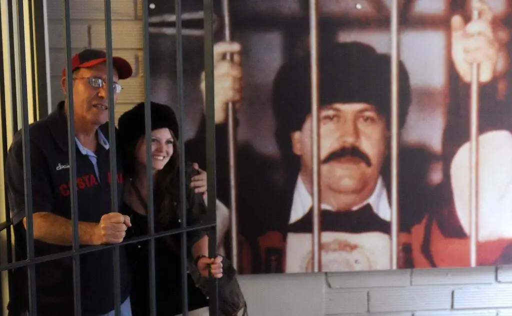 Roberto Escobar con una turista nella sua casa di Medellin, trasformata in un museo del fratello Pablo (Ansa)