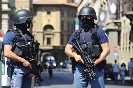 Due poliziotti in tenuta anti-terrorismo