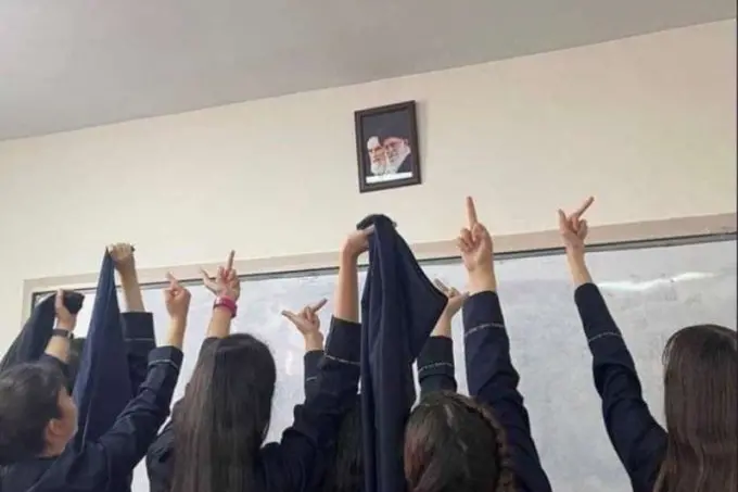 Il dito medio sollevato e la foto del presidente morto appesa alla parete: così alcune studentesse hanno reagito alla morte di Ebrahim Raisi (foto Ansa)