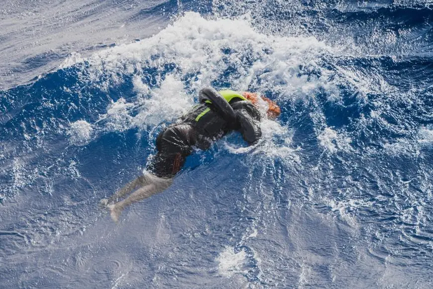 La foto, tratta dal profilo Twitter di Sos Mediterranee International, di un migrante morto in mare nell'ultimo tragico naufragio