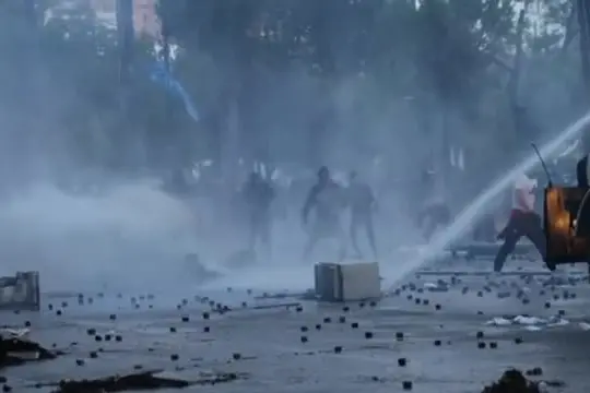 In Albania terza notte con scontri tra polizia e manifestanti