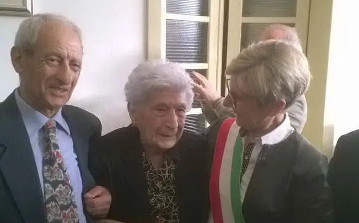 Maria Manca col sindaco Lalla Pulga e il figlio Gesuino