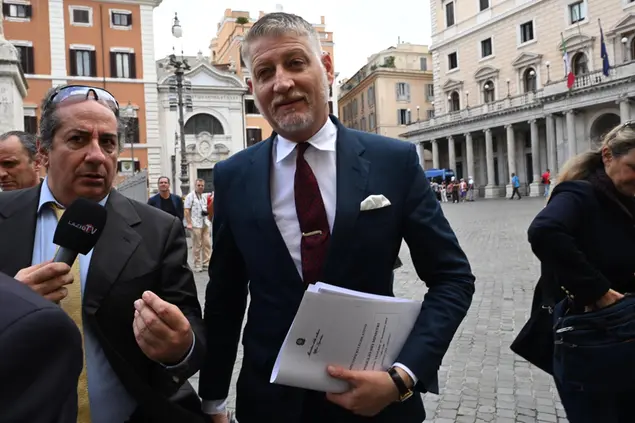 Il ministro della Cultura Alessandro Giuli (Ansa)