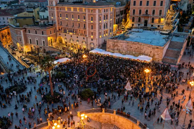 L'evento "Ci vediamo al tramonto" al Bastione Saint Remy (Foto: L'Unione Sarda)