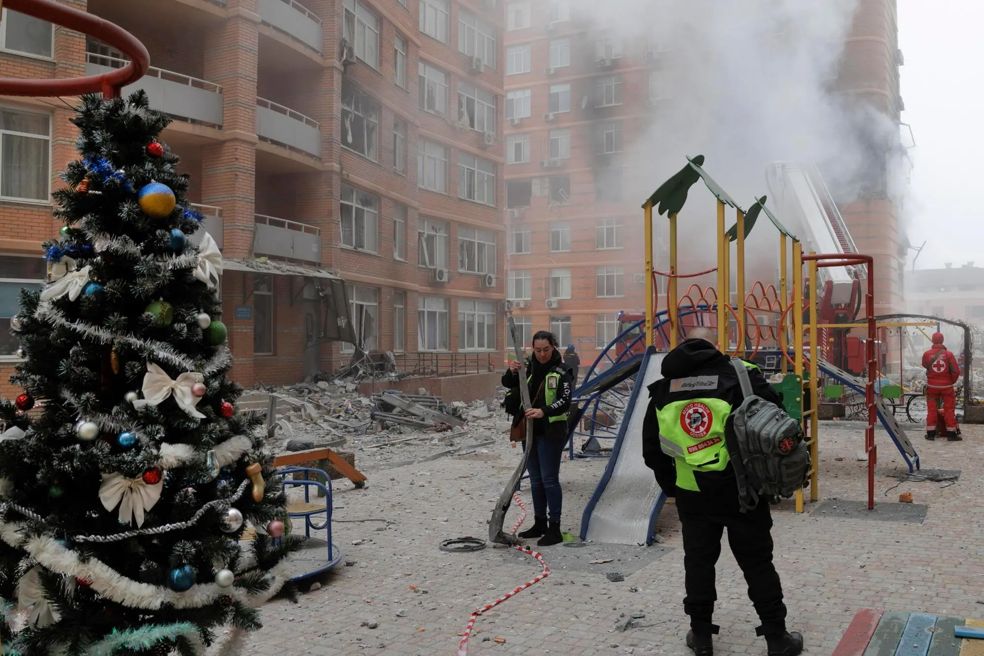 Dnipro, danni a un palazzo dopo l'attacco russo (Ansa-Epa)
