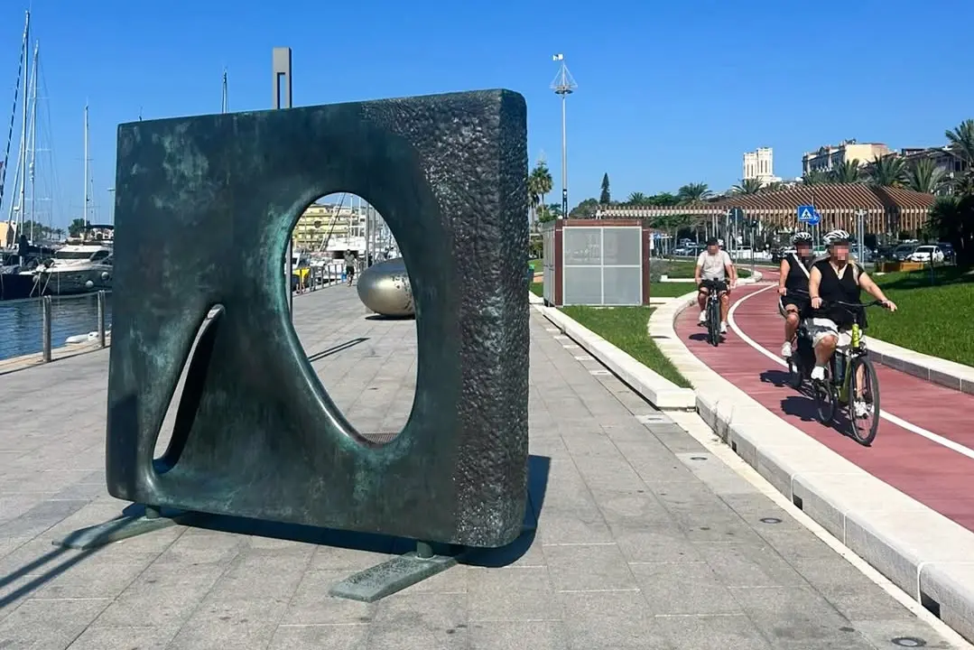 Scultura di Kan Yasuda al porto