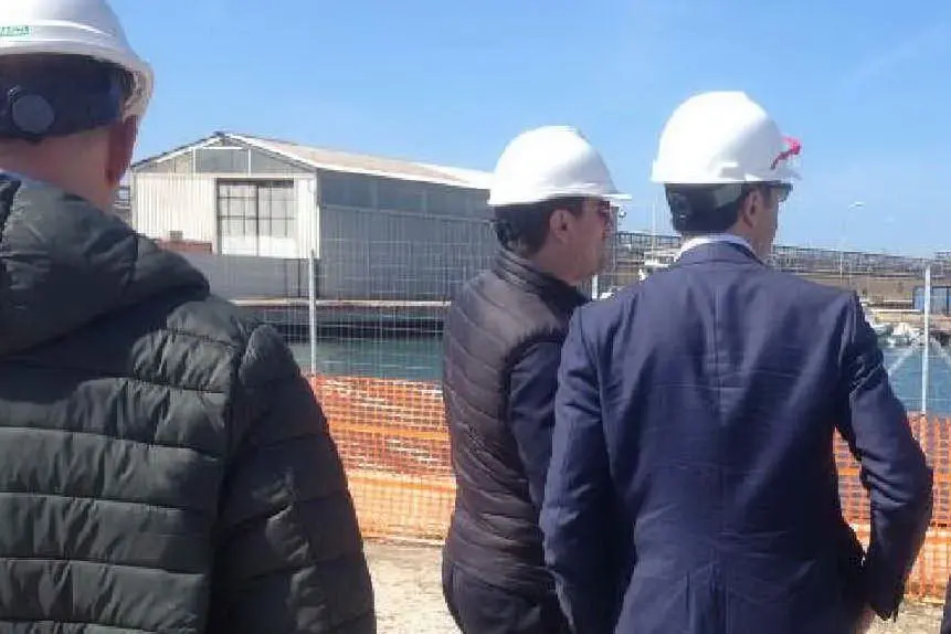 I dirigenti Eni Rewind, sopralluogo 2019 (foto L'Unione Sarda - Pala)