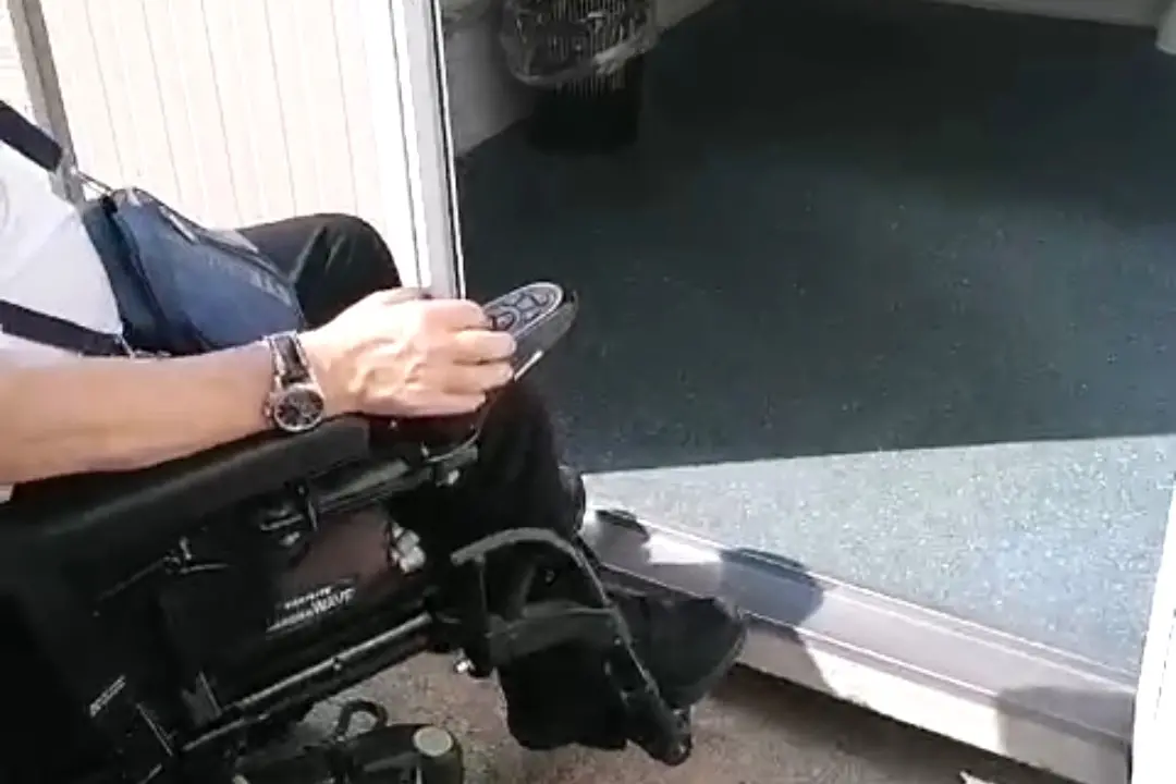 Roberto Bartolomeo Pinna davanti al bagno disabili della camera mortuaria di Sassari