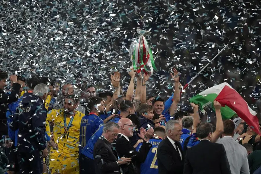 epa09338939 Italy players celebrate with the trophy after winning the UEFA EURO 2020 final between Italy and England in London, Britain, 11 July 2021. EPA/Frank Augstein / POOL (RESTRICTIONS: For editorial news reporting purposes only. Images must appear as still images and must not emulate match action video footage. Photographs published in online publications shall have an interval of at least 20 seconds between the posting.)