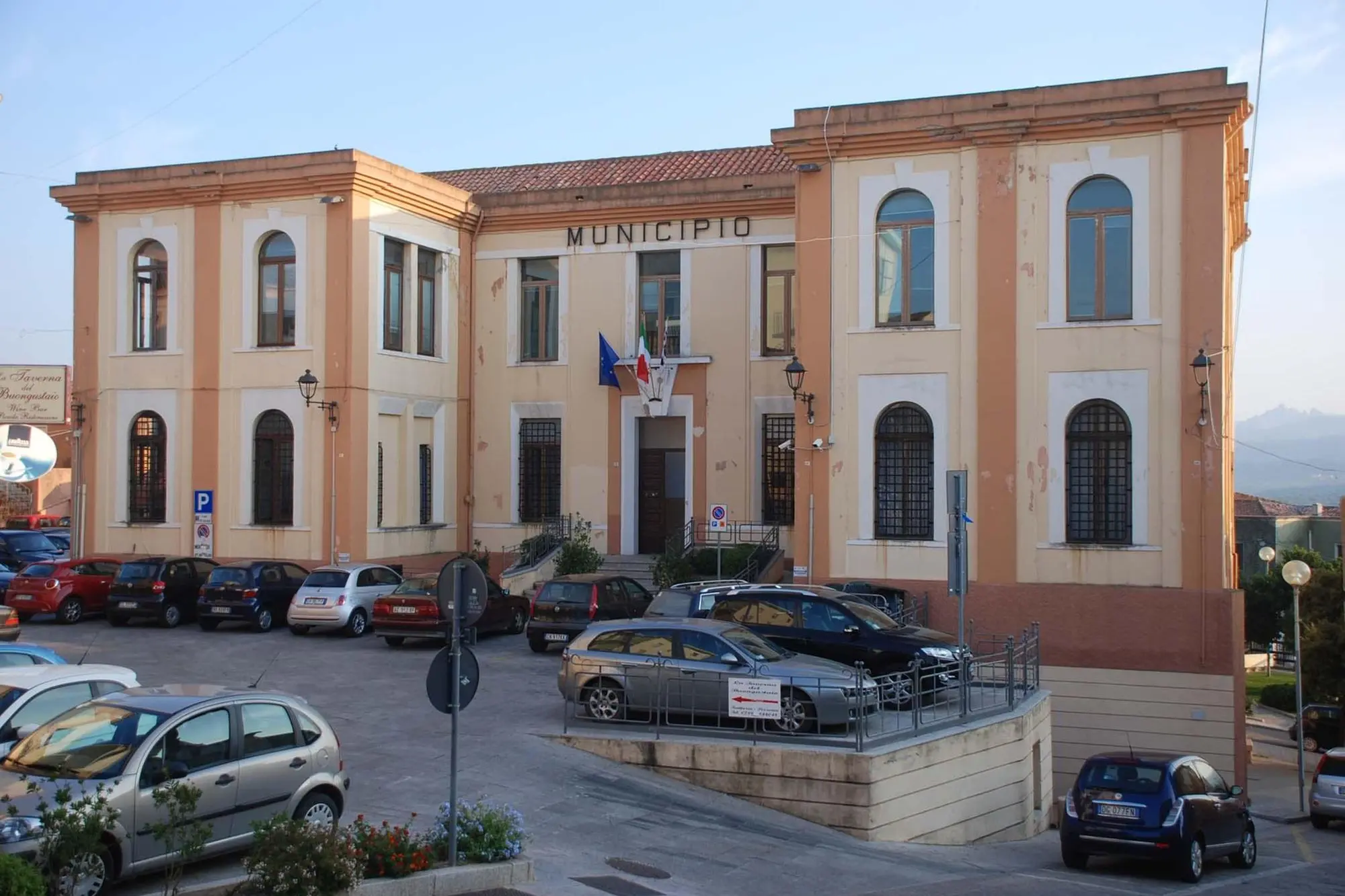 Il municipio di Arzachena (Archivio L'Unione Sarda)