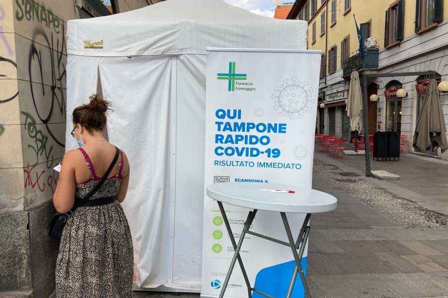 Un punto tamponi a Milano (Foto L'Unione Sarda)