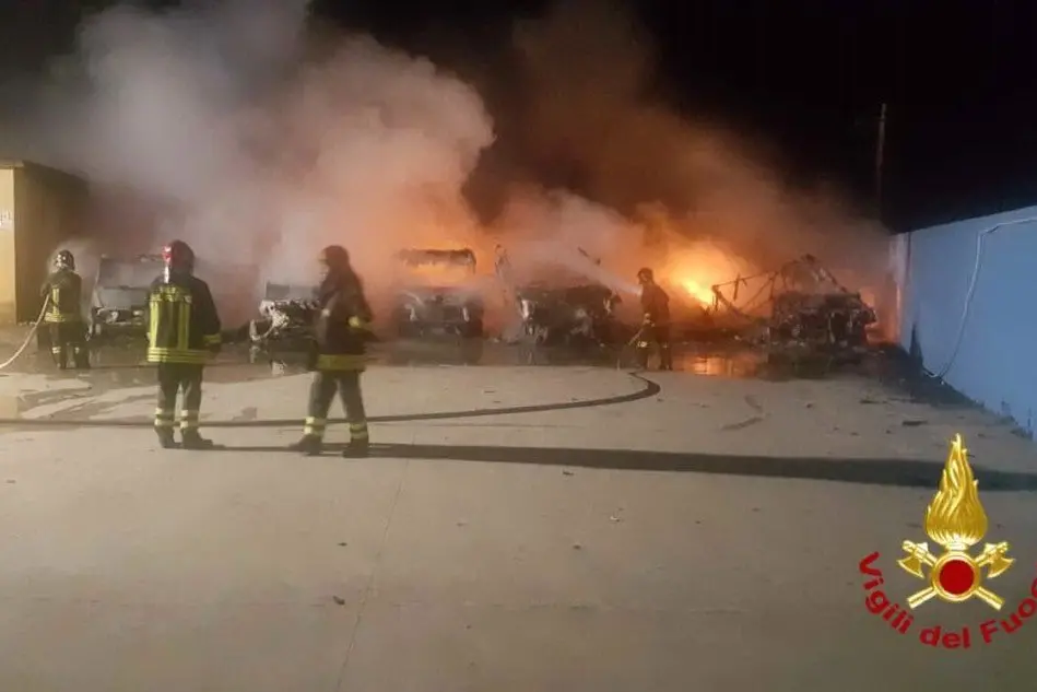 L'incendio (foto Vigili del fuoco)