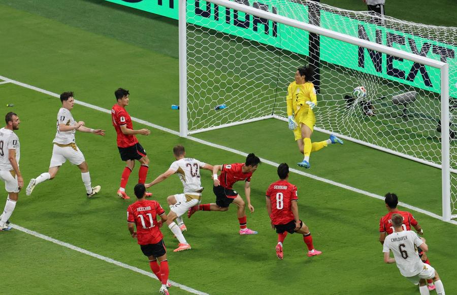 Il Messico apre la fiesta: 2-0 al Sudafrica al debutto. La C