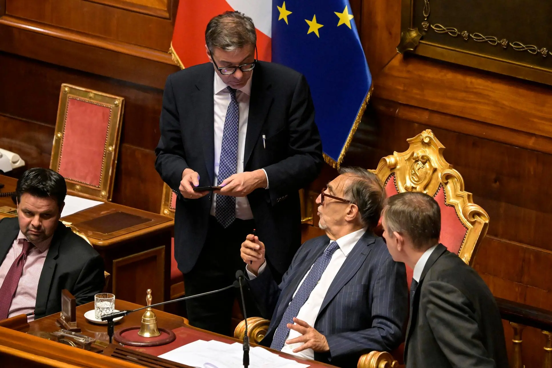 Il ministro dell’Economia e delle Finanze, Giancarlo Giorgetti (S), con il presidente del Senato, Ignazio La Russa (D), durante la discussione generale in Senato sulla legge di bilancio 2026, Roma, 22 dicembre 2025. ANSA/RICCARDO ANTIMIANI