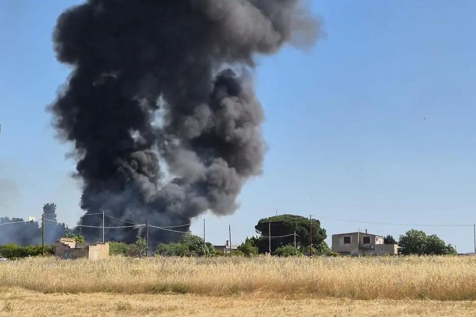 L'incendio a Elmas (foto L'Unione Sarda)