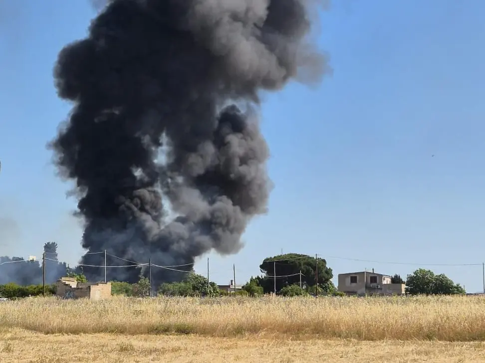 L'incendio a Elmas (foto L'Unione Sarda)