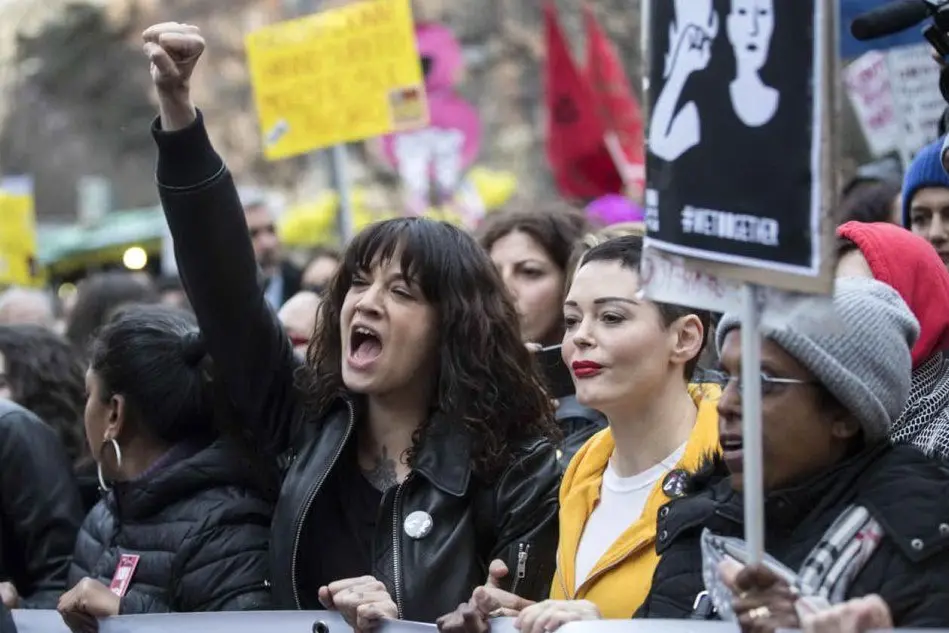 Asia Argento e Rose McGowan durante una manifestazione di #MeToo. (Foto Ansa)