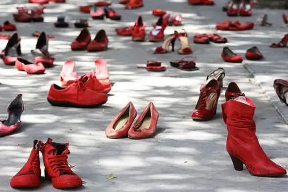 Scarpe rosse contro la violenza sulle donne