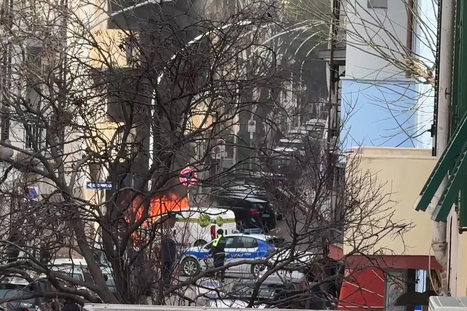 Alghero, auto a fuoco in via Mazzini